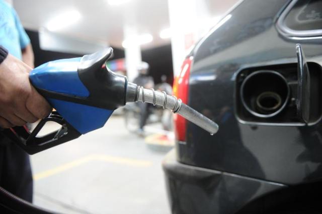 Após Petrobras reduzir preços na refinaria, gasolina sobe no país 