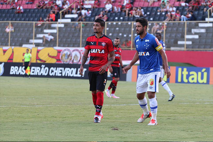 Vitória joga mal, perde para o Cruzeiro e continua na Zona