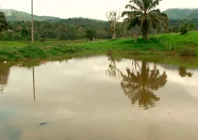 Corpos de gêmeos que morreram afogados em represa são enterrados