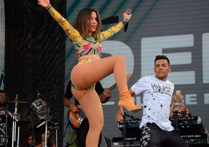 Anitta exibe curvas durante show em parque aquático