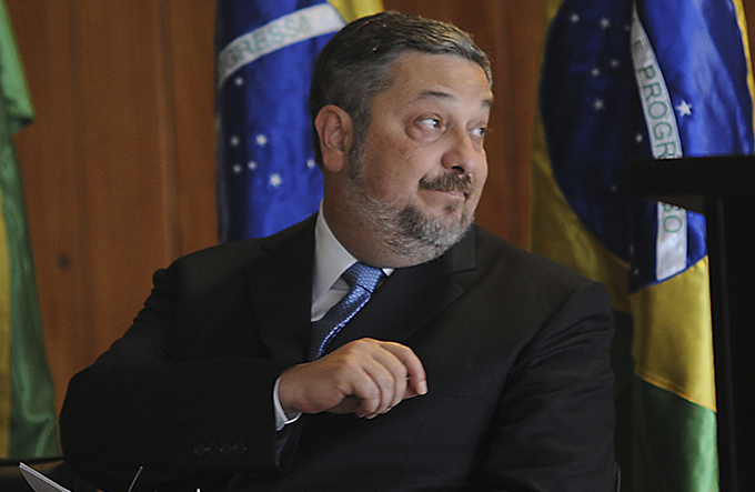 Polícia Federal indicia Palocci e mais cinco por crime de corrupção