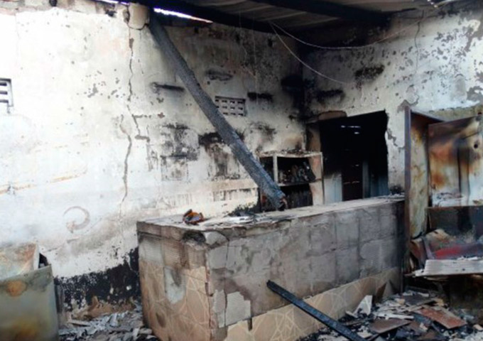 Bar é destruído por incêndio após explosão de celular