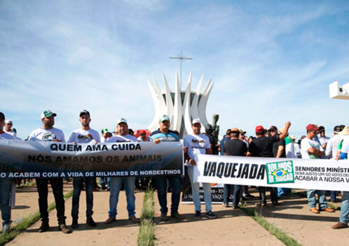 Vaqueiros ocupam Esplanada em ato contra proibição de vaquejadas