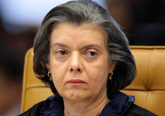 Cármen Lúcia cobra respeito aos juízes do país