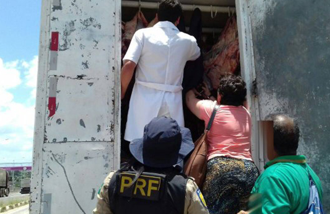 PRF apreende 1,5 tonelada de carne transportada irregularmente na BR 324