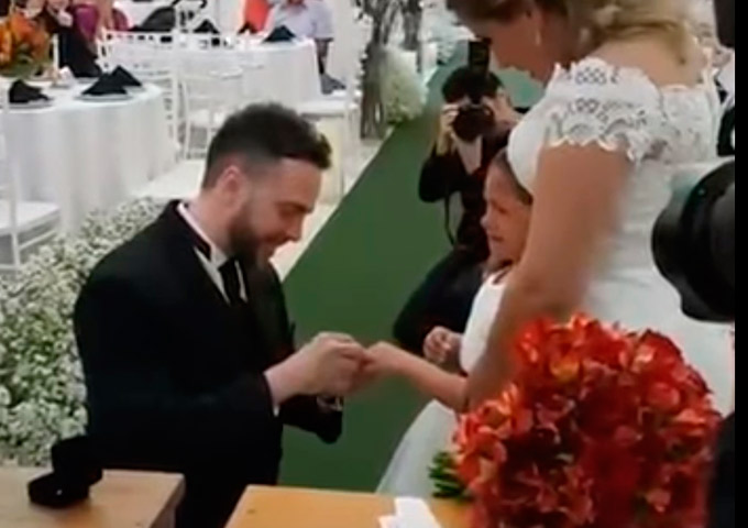 Em vídeo, noivo pede que enteada seja 'sua filha para sempre'; assista