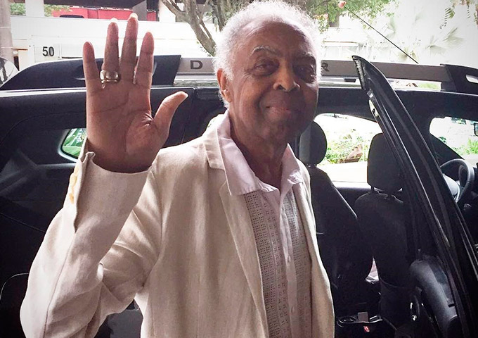 Após seis dias internado, Gilberto Gil deixa hospital