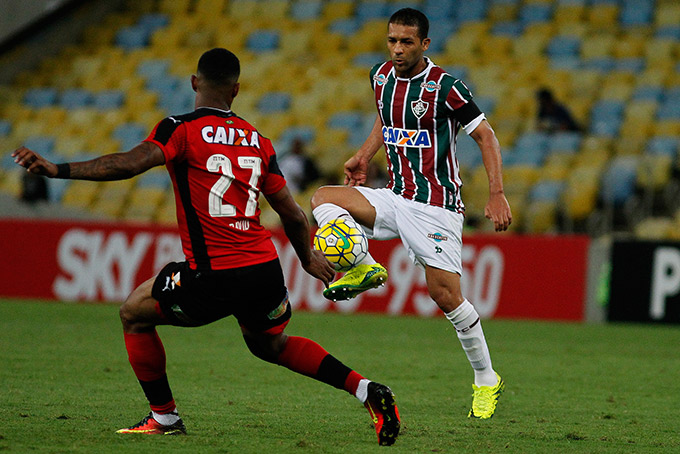 Prejudicado pela arbitragem, Vitória arranca empate com Flu
