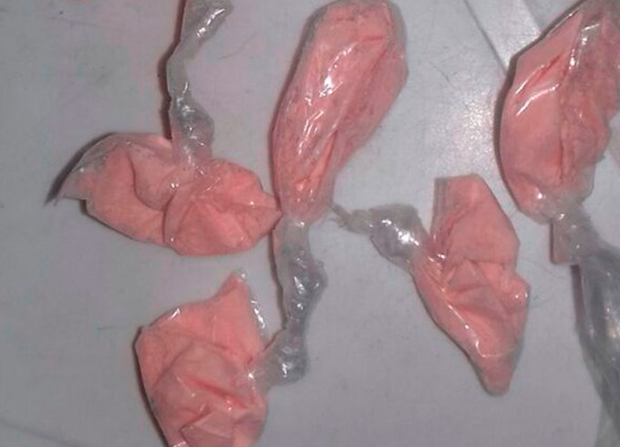 Jovens são presos com cocaína colorida para 'Outubro Rosa' 