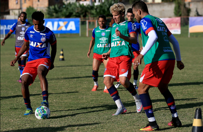Lateral-esquerdo Moisés treina e vai enfrentar o Vila Nova