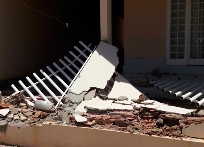 Adolescente pega carro escondido do avô e derruba muro de casa 
