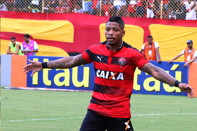 Marinho brilha, Vitória vence Atlético-PR e deixa zona