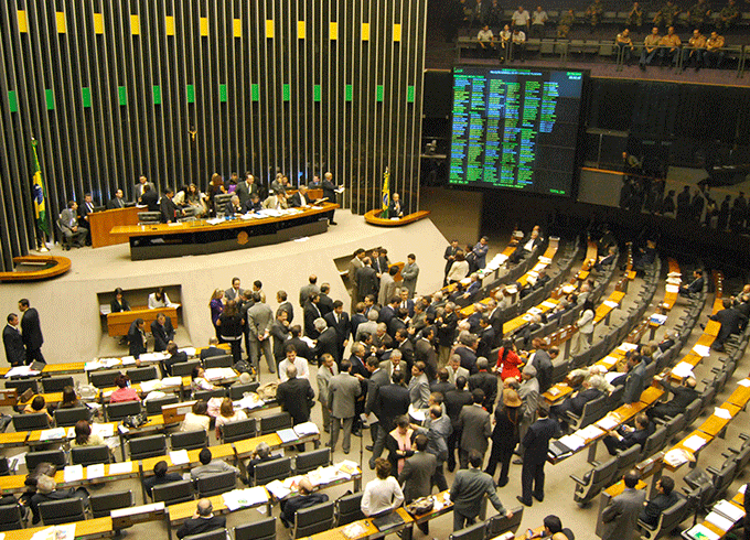 Câmara deve concluir votação do pré-sal e votar flexibilização da Voz do Brasil