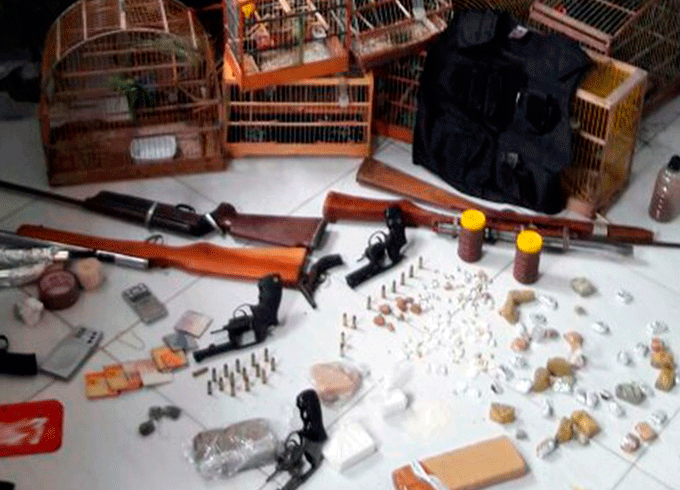 Sete são presos com drogas, armas e pistola avaliada em R$ 15 mil