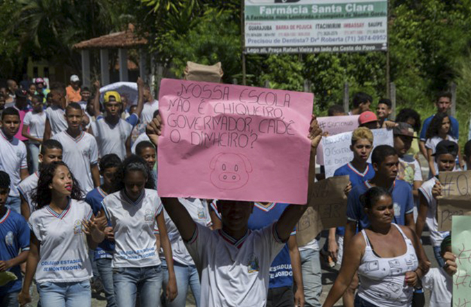 Estudantes fazem protesto por falta de pagamento de funcionários