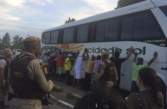PM revista passageiros de ônibus na entrada de Pojuca