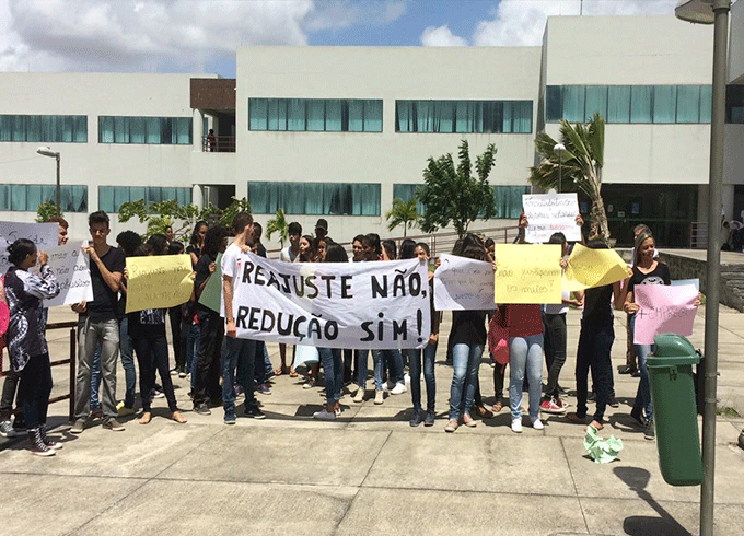 Estudantes protestam contra aumento dos salários de vereadores 