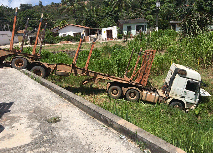 Motorista se descuida e carreta cai em ribanceira 