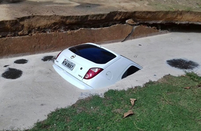 Carro cai em fossa de Hospital em Teixeira de Freitas