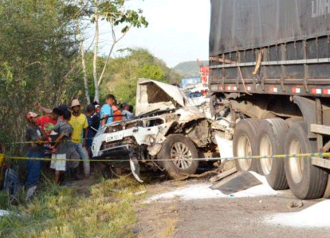 Duas pessoas morrem e uma fica ferida após engavetamento 