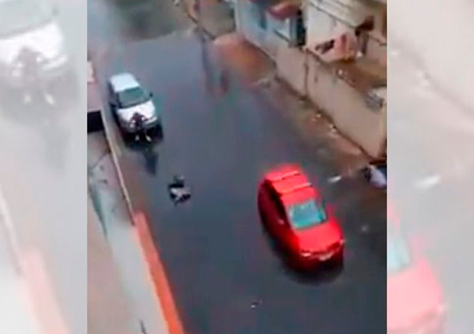 Jovem atropela a própria mãe após briga; imagens são fortes