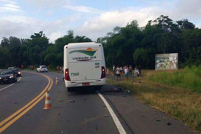 Motociclistas morrem após colisão com micro-ônibus na BA-093