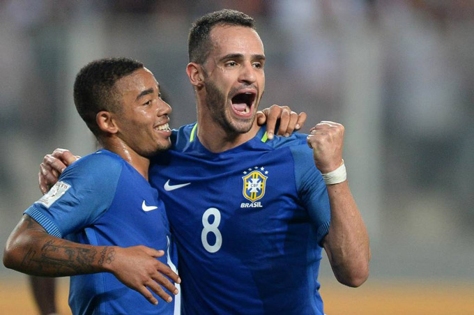 Brasil bate o Peru, vence a sexta seguida e vira o ano em lua de mel