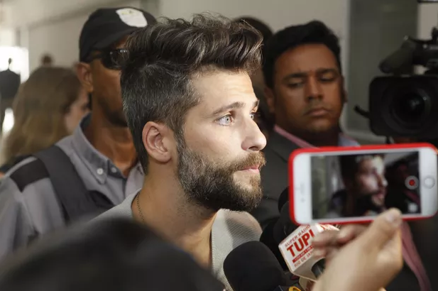 Bruno Gagliasso vai à polícia prestar queixa de racismo sofrido pela filha