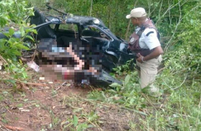 Homem morre ao ser lançado de carro que desceu ribanceira na BA-130