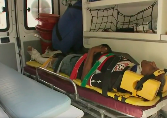 Passageiros ficam feridos ao tentar pular de ônibus durante assalto