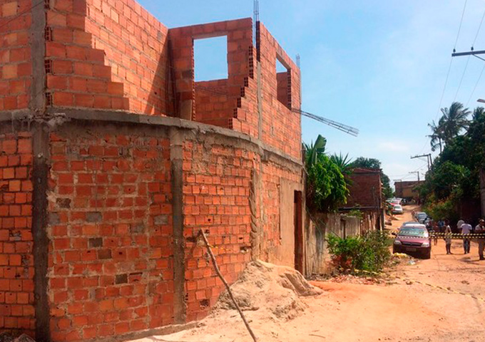 Neto e avô morrem eletrocutados durante construção de imóvel