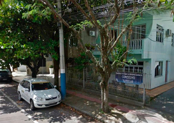 Mulher tenta vender filha por R$500 em bar e acaba presa