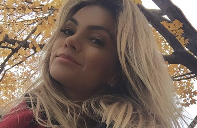 Cantora é flagrada 'pescando' em prova na faculdade
