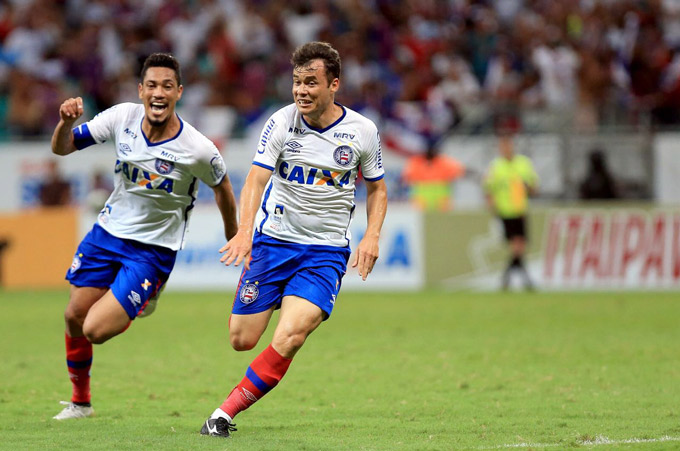 Bahia vence no sufoco Bragantino e fica a um ponto do acesso