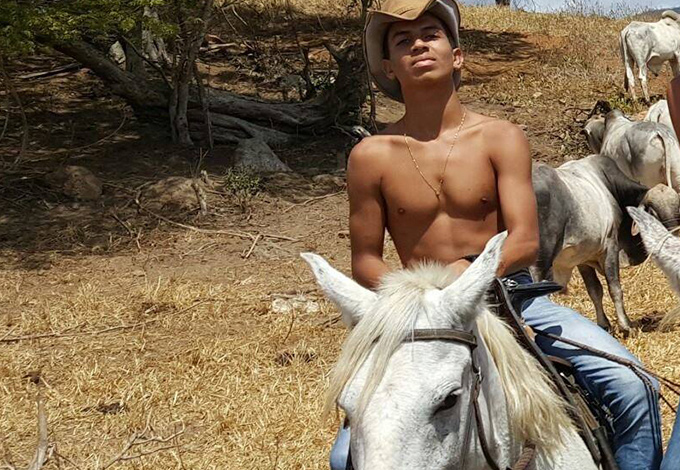Jovem de 18 anos morre após bater motocicleta em outdoor 