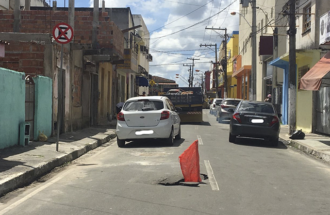 Buraco causa transtornos a moradores no centro da cidade