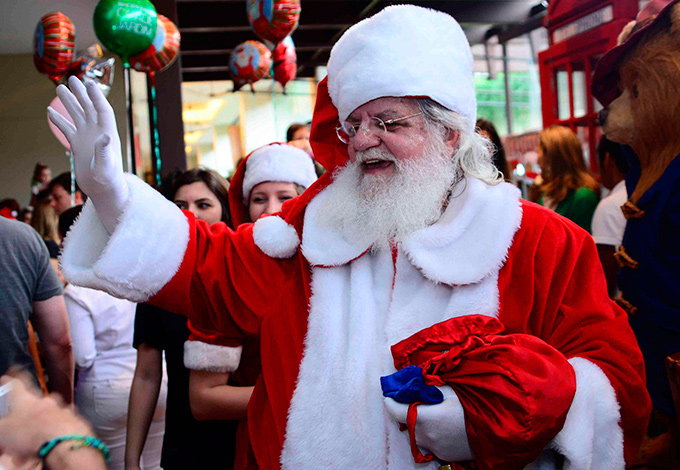 'Papai Noel' sobe em telhado de shopping e joga dinheiro