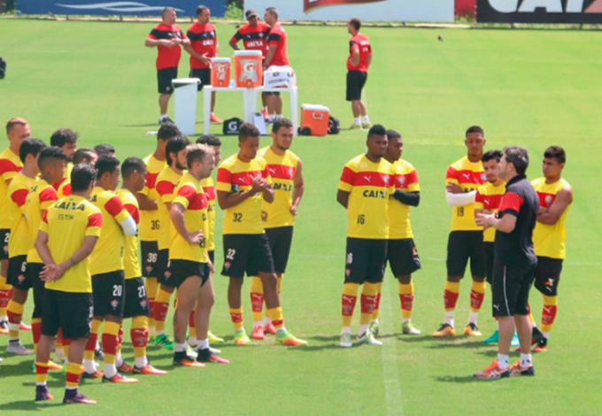 Com problema na lateral, Leão volta aos treinos após goleada