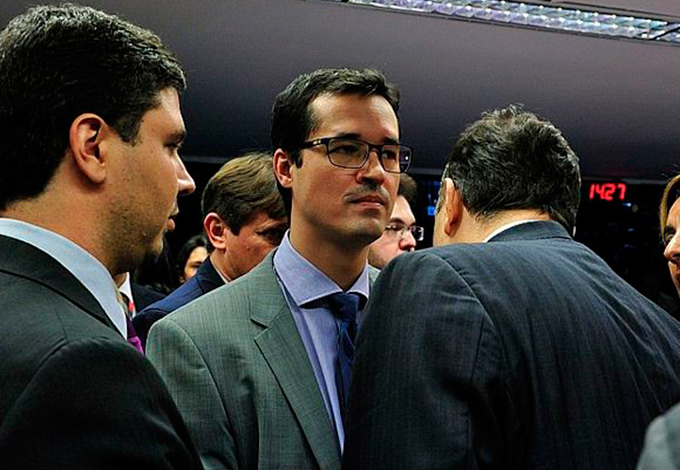 Comissão suspende sessão para medidas contra corrupção