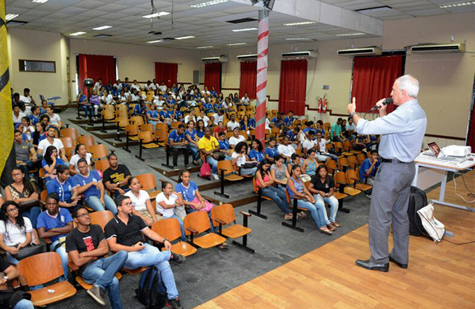 Prefeito explica como os estudantes podem participar de projeto