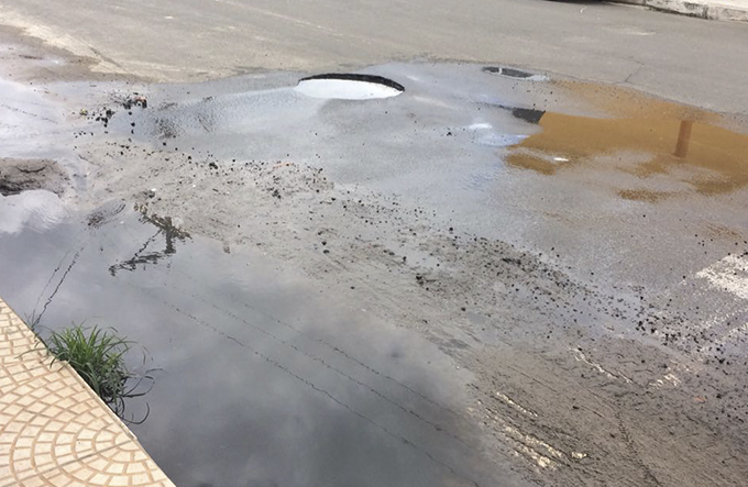 Vazamento de esgoto em rua gera desconforto a moradores