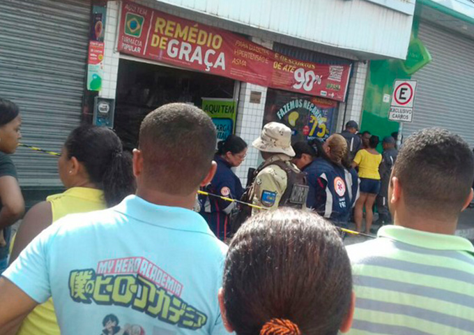 Farmácia pega fogo em Camaçari e deixa feridos