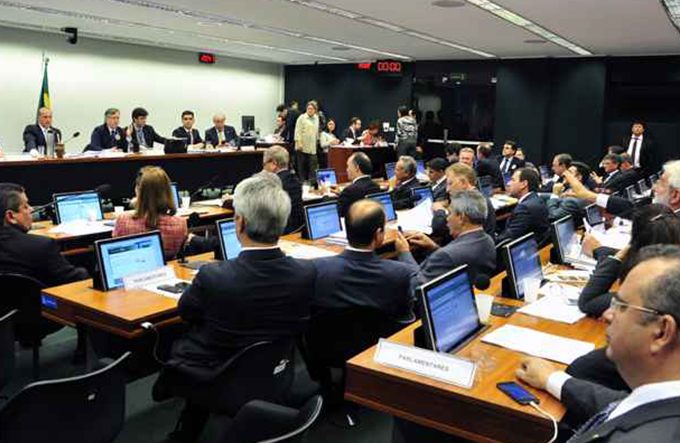 Comissão aprova texto e projeto anticorrupção vai para plenário