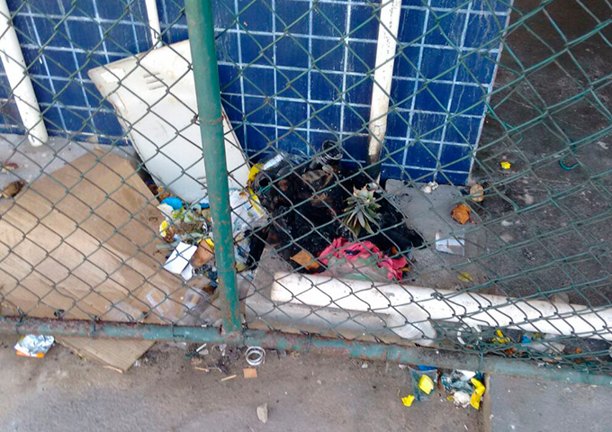 Moradores denunciam acúmulo de lixo em quadra esportiva 