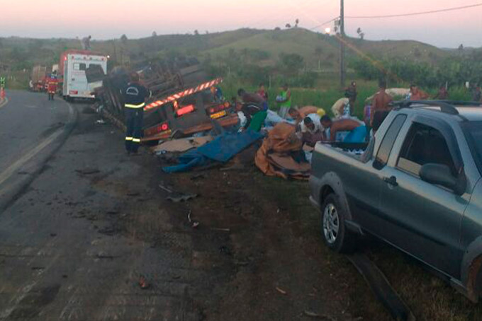 Carreta com água mineral tomba na BA-093 e deixa dois feridos