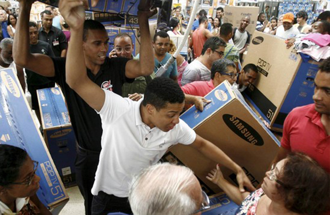 Shoppings abrem mais cedo nesta sexta (25) com descontos de até 80%