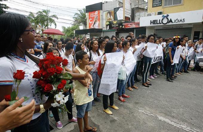 Revolta e solidariedade marcam ato público em Camaçari
