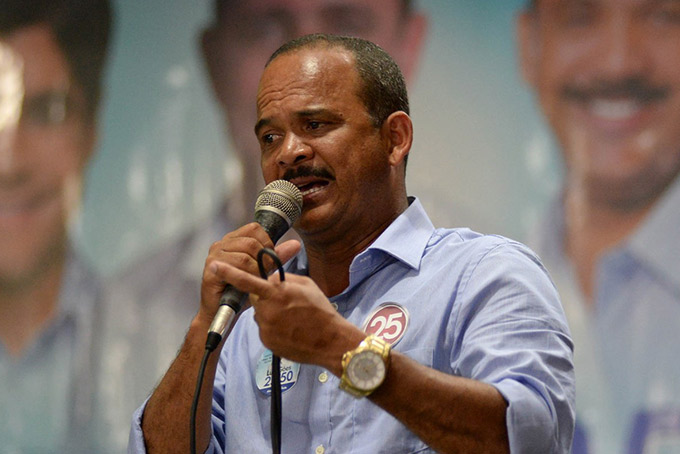 Elinaldo anuncia redução de secretarias nesta segunda