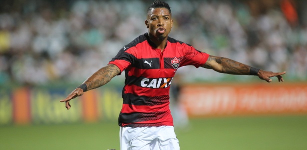 Com golaço de Marinho, Vitória bate o Coritiba e afasta fantasma