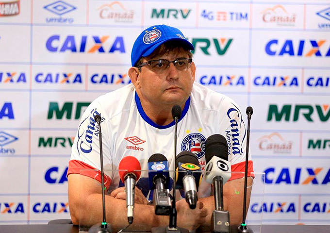 Ex-técnico da Chape, Guto lamenta: “Vida me quebrou as pernas”